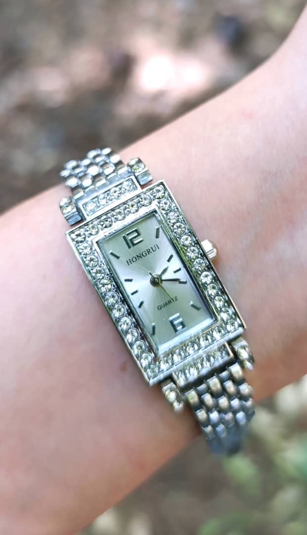 ساعت زنانه نگین دار بند کارتیر