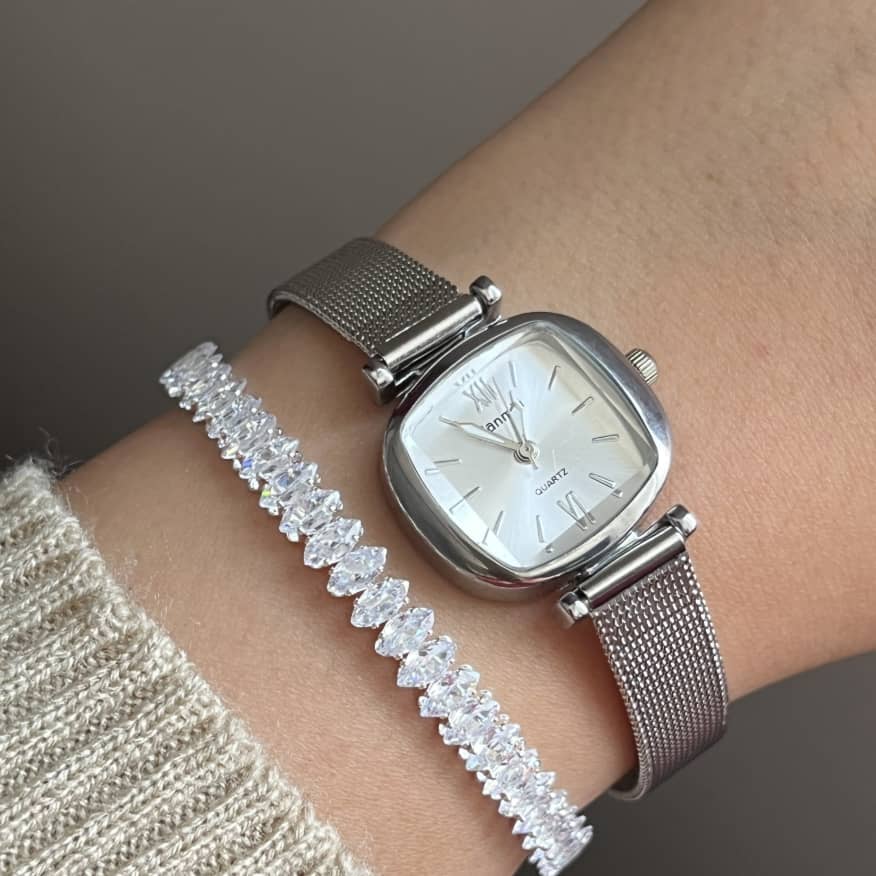 ساعت زنانه حصیری نقره ای از برند مانمیلی manmili